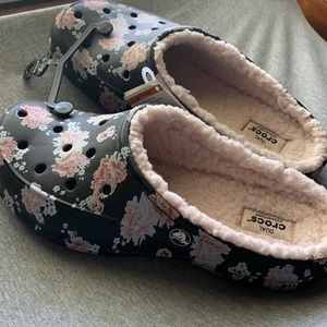 Brand new with tags crocs.  Fleece lined floral print. Size womens 8